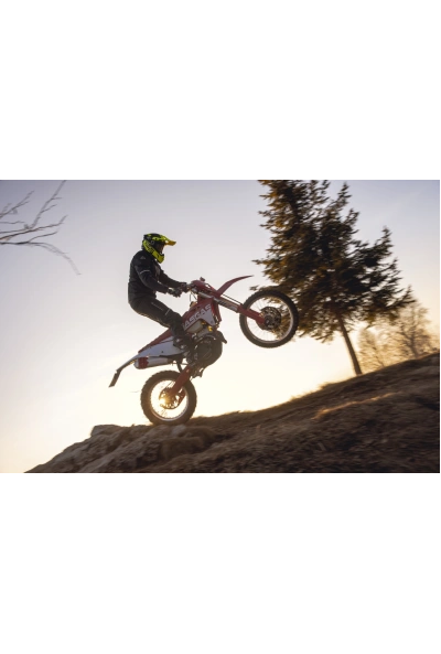 Enduro vs. motokros: rozdiely vo výbave, ktoré by mal poznať každý jazdec
